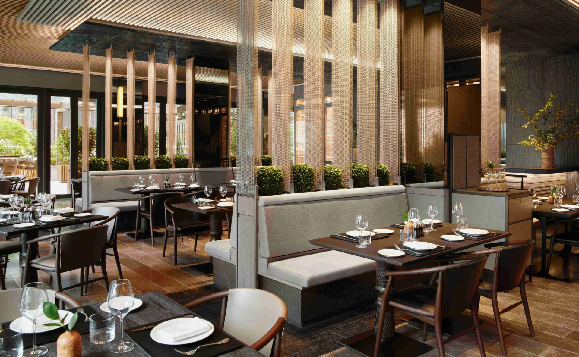 Aman New York — Restoran · Masa ve oturma düzeni