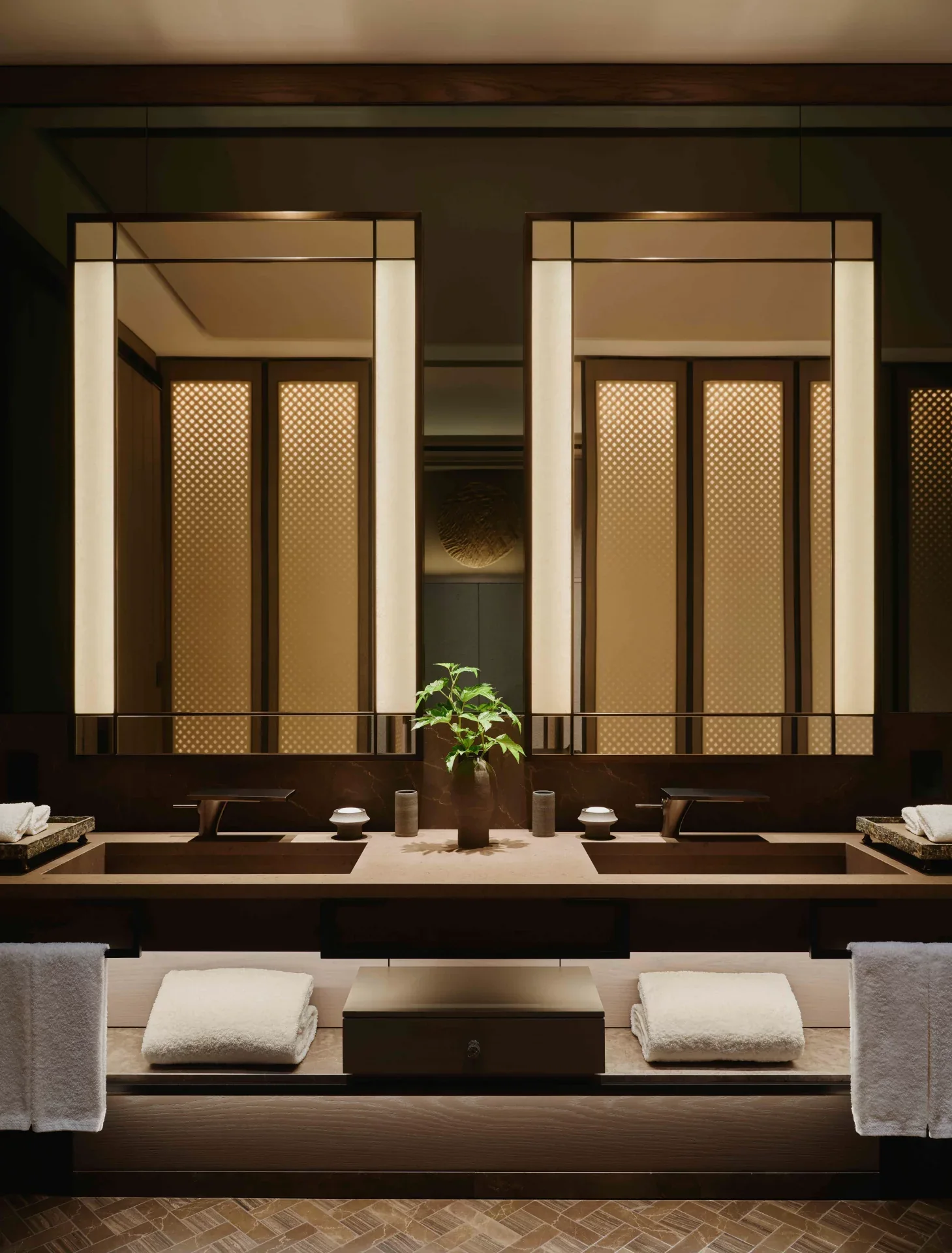 Aman New York — Banyo · Ayna ve lavabo ünitesi