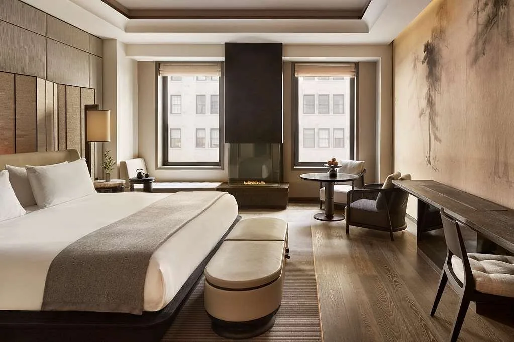 Aman New York — Yatak odası · Pencere ve oturma alanı