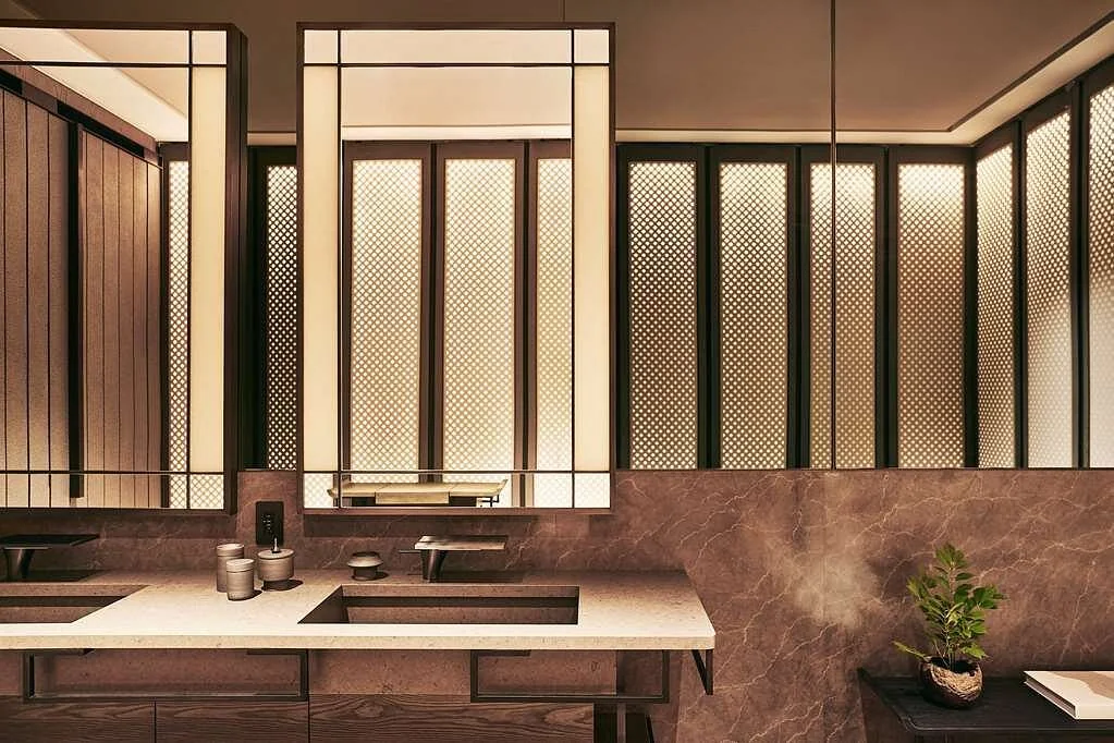 Aman New York — Banyo · Ayna ve yüzey ilişkisi