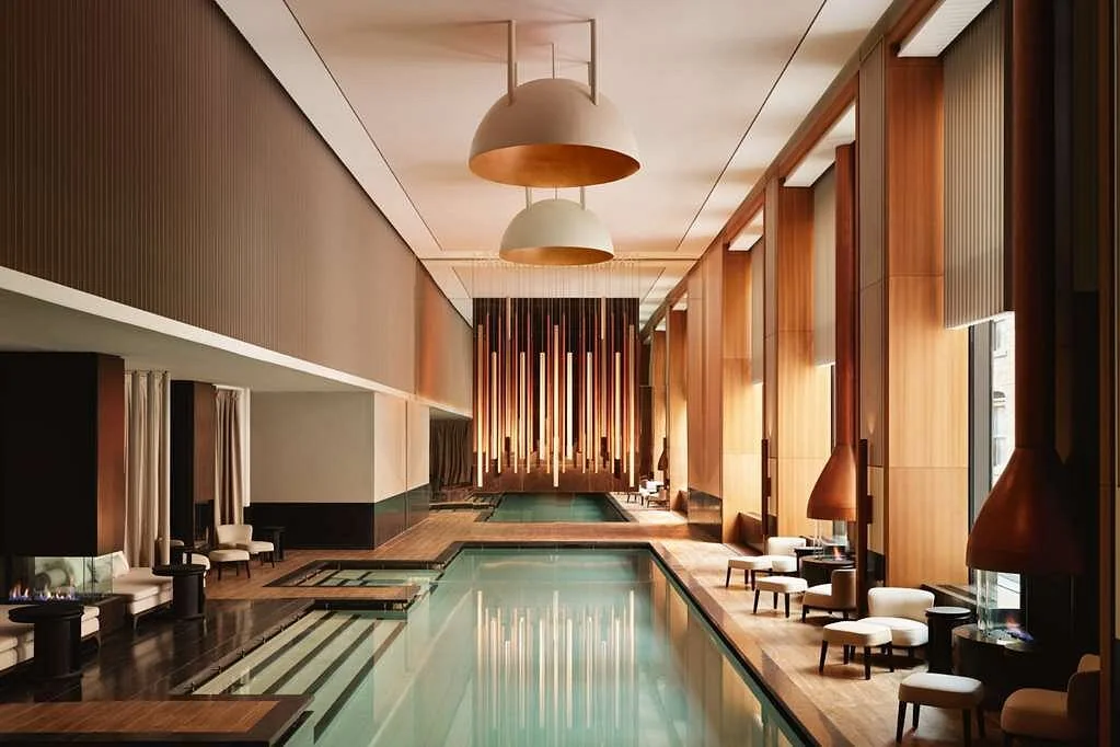Aman New York — Spa · Havuz ve dinlenme alanı