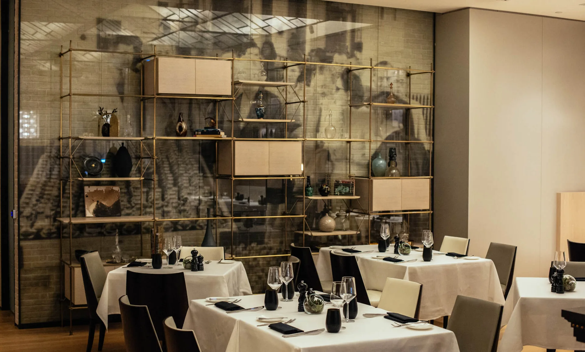 Fairmont Quasar İstanbul — mobilya ve metal işçiliği, görünüm 5