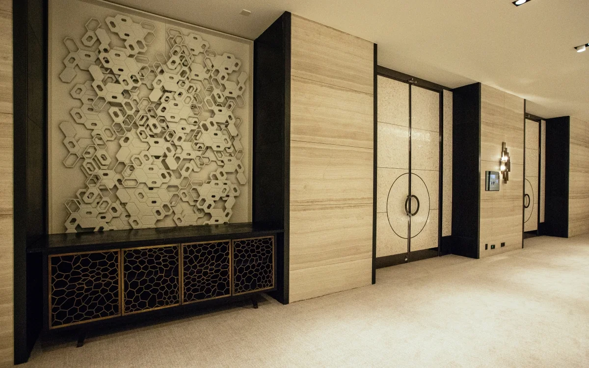 Fairmont Quasar İstanbul — İç mekân · Kapı, panel ve konsol