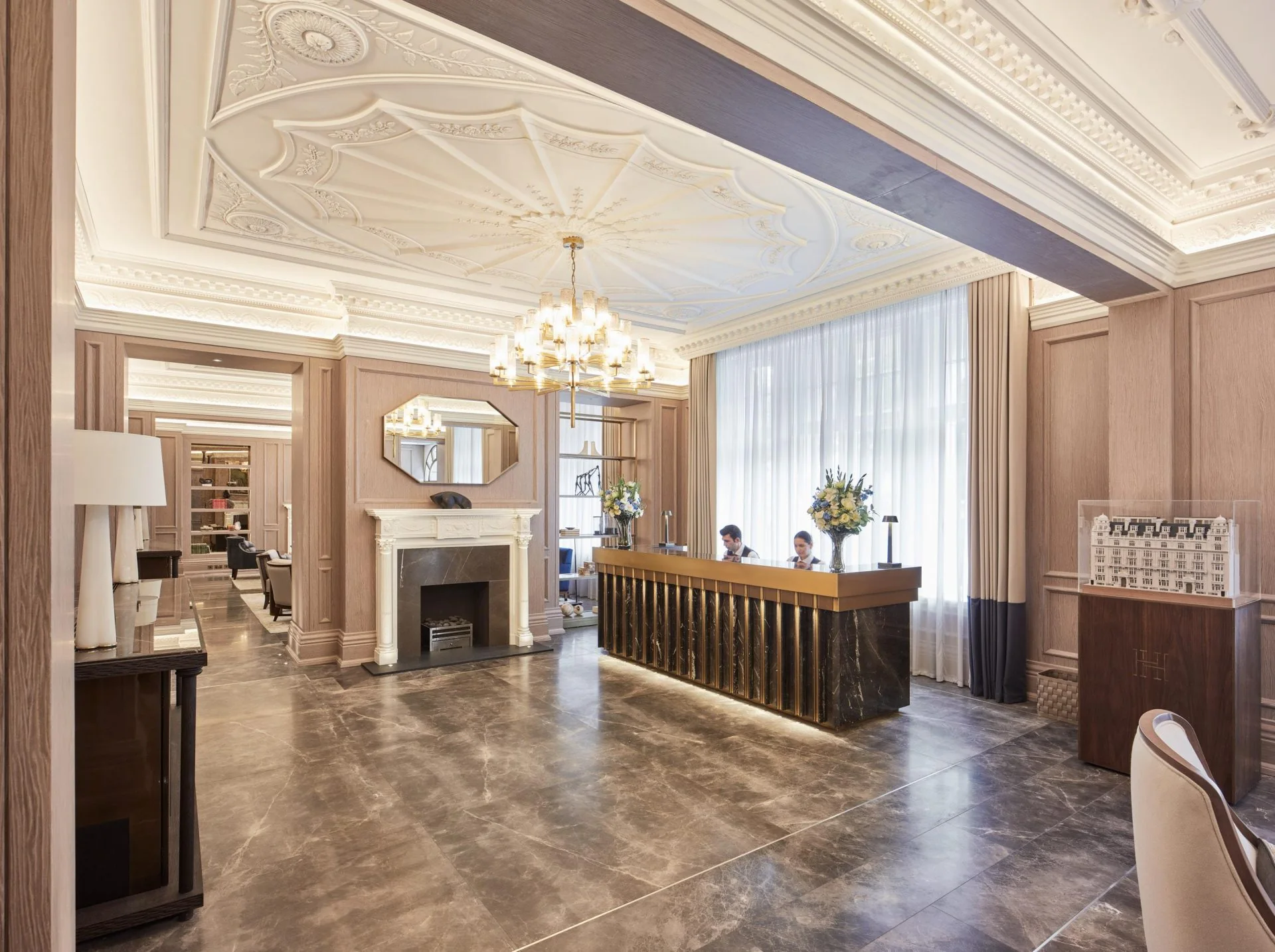 Harcourt House — resepsiyon bankosu ve klasik iç mekân detayları