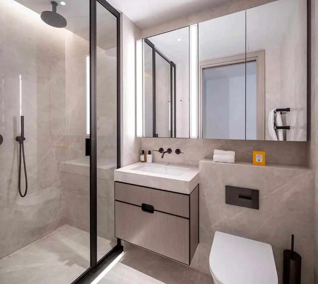 Park Modern London — Banyo · Ayna ve lavabo mobilyası
