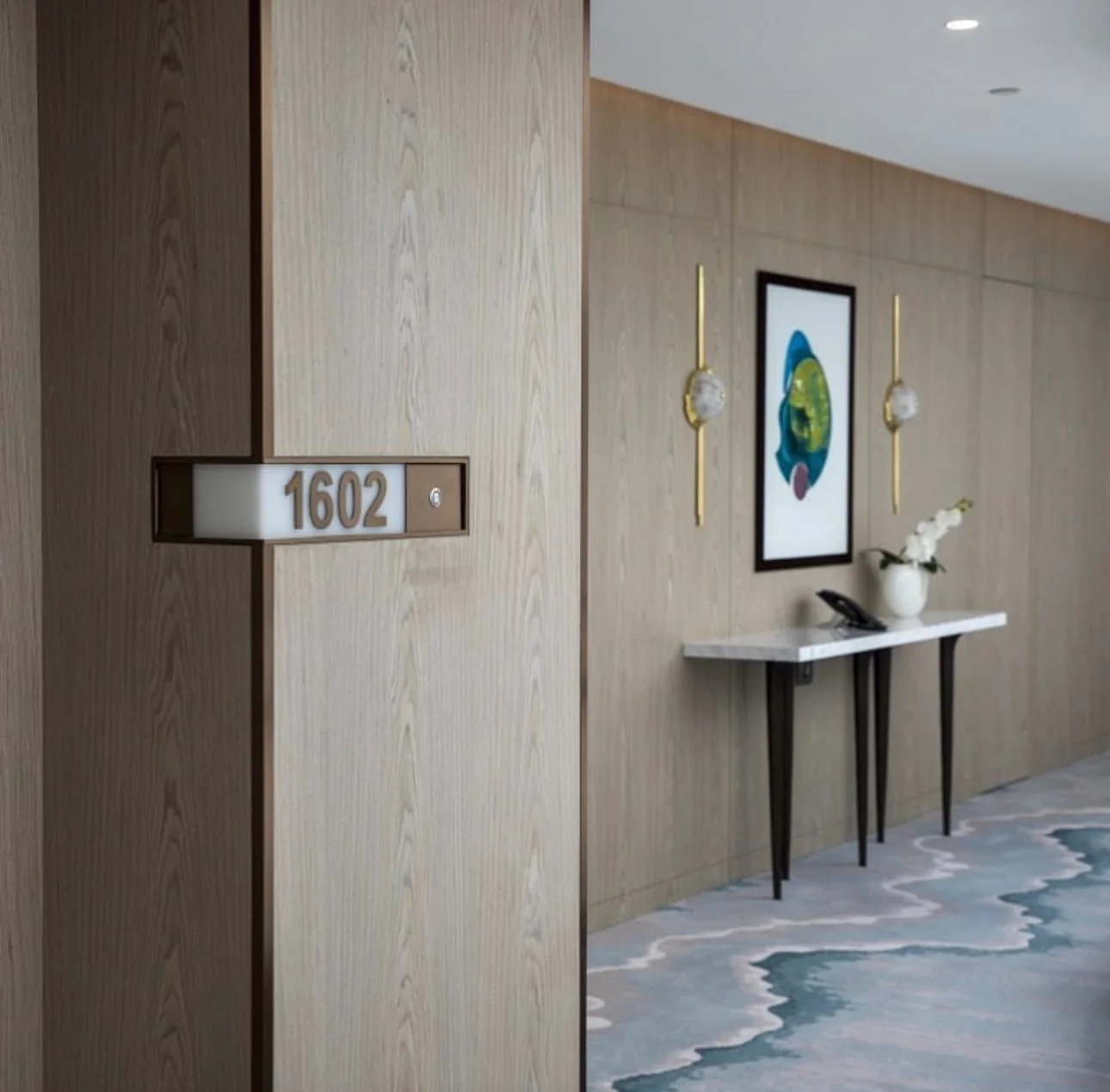 Reges, a Luxury Collection Resort & Spa — Koridor · Konsol ve metal ayrıntılar