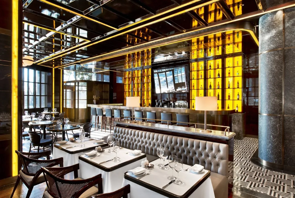 The St. Regis Istanbul — Restoran · Metal çerçeve ve oturma grubu