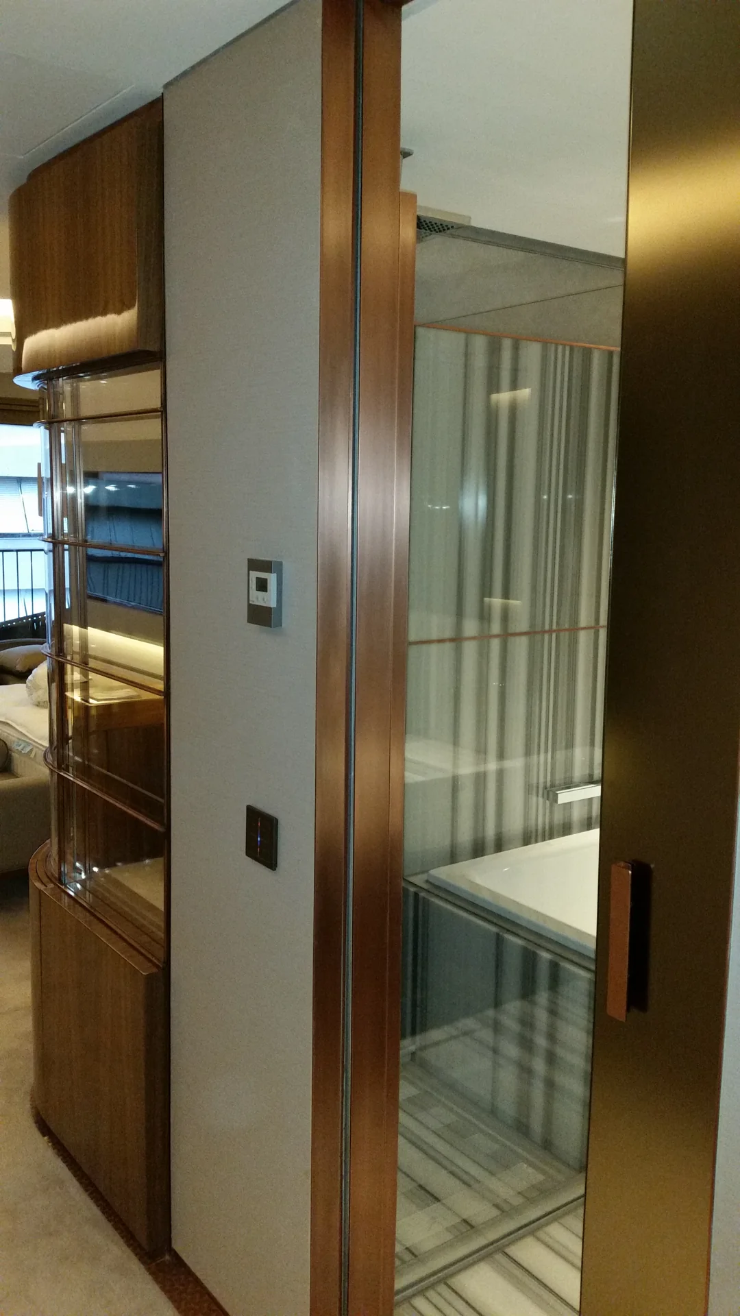 The St. Regis Istanbul — Banyo · Metal çerçeve ve kapı kolu